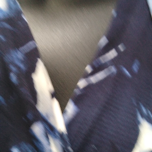 Vince Camuto  blue floral cap sleeve V-neck  top - Picture 3 of 5